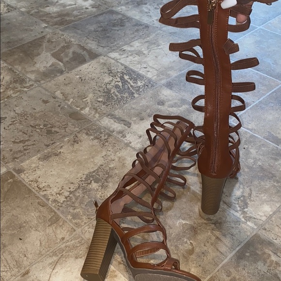 Brown tall stap scandals with heels - Picture 3 of 3